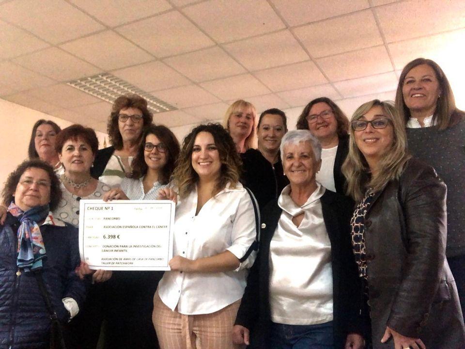 UNA UNIÓN SOLIDARIA. Las Amas de Casa crean una colcha de patchwork de 16.000 piezas, con la que han recaudado 6.300 euros que donarán a la investigación del cáncer infantil